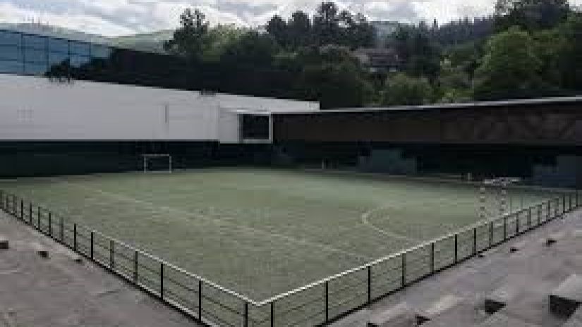 Udal Kiroldegiko futbol zelaian estalkia egitearen inguruko erregua