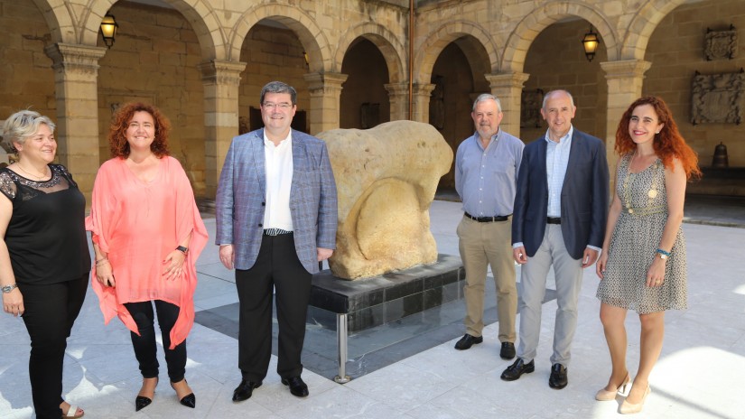 Pedro Azpiazuk erakundeen arteko elkarrizketaren aldeko agertu da "euskal hiritargoaren onerako, harreman hauei denik eta etekinik handiena ateratzeko"